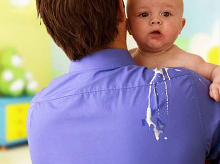 Mách nước giảm nôn trớ cho bé mới sinh - 1