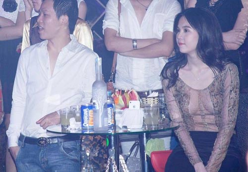Ngọc Trinh 'thả rông' vòng 1 vào bar cùng Vũ Khắc Tiệp - 1