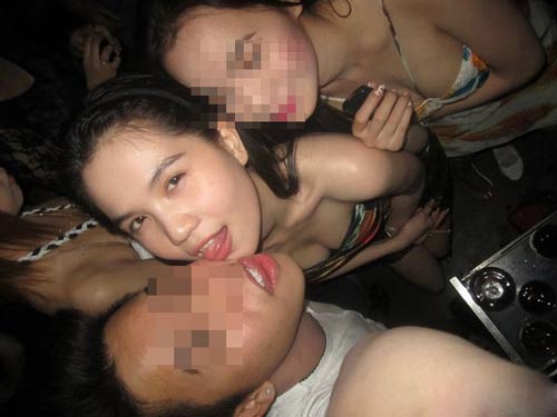 Ngọc Trinh 'thả rông' vòng 1 vào bar cùng Vũ Khắc Tiệp - 2