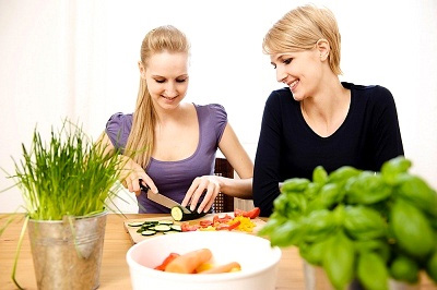 Làm sạch vết mực, vết dầu mỡ trên quần áo - 1