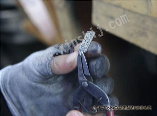 Một đôi khuyên tai 50k được làm như thế nào? - 16