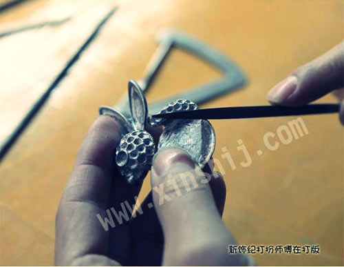 Một đôi khuyên tai 50k được làm như thế nào? - 3