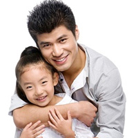 Con muốn chơi với "em bé" của bố!