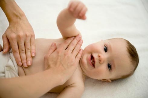Xoa dịu cơn đau bụng của bé sơ sinh - 1