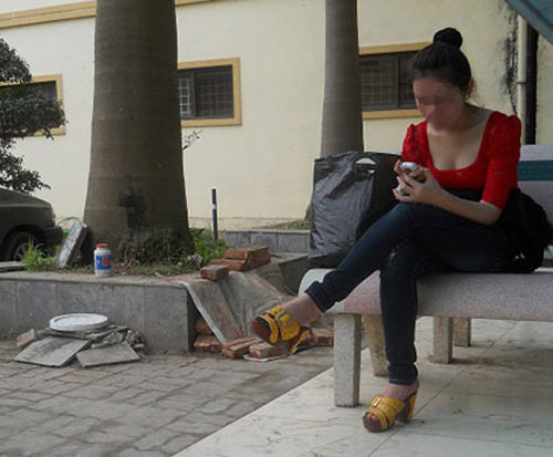 Nữ sinh 'sexy'... nam sinh hứng thú đến trường? - 1