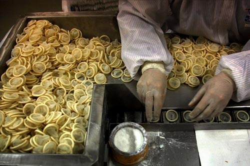 "Mục sở thị" công nghệ làm bao cao su ở TQ - 1