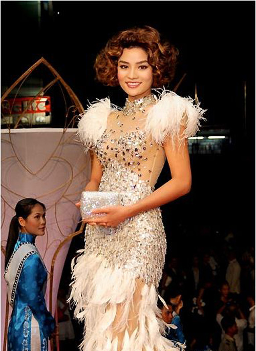 Mỹ nhân Việt 'quê mùa' với váy lông vũ - 13