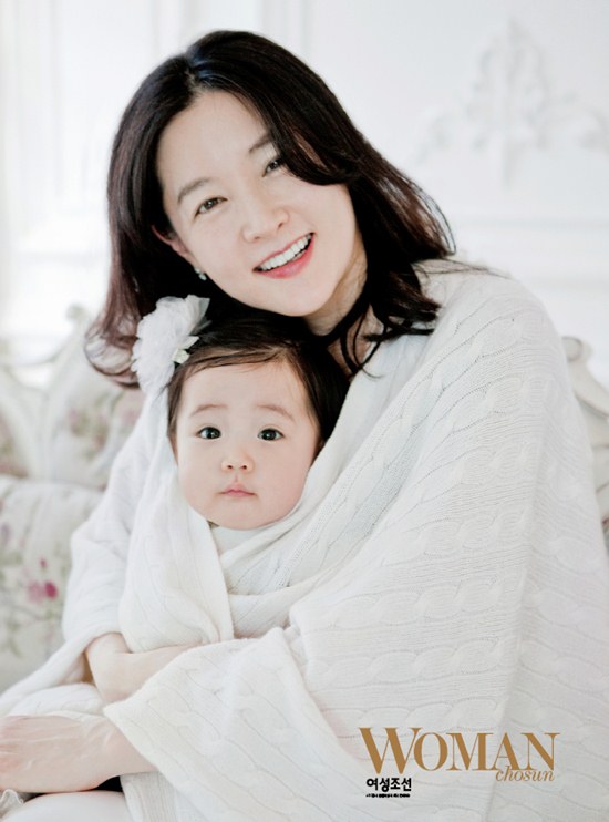 Lee Young Ae rạng rỡ khoe con yêu - 1