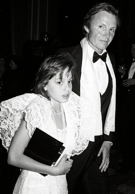 Angelina Jolie chưa báo tin đính hôn cho bố - 3