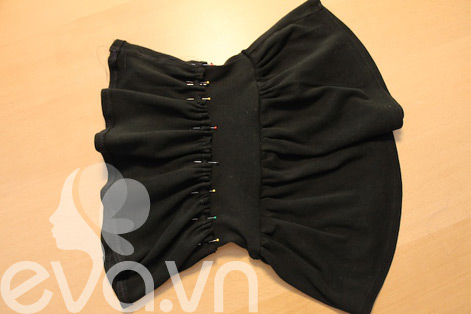 Sửa áo của mẹ thành váy cho bé - 12