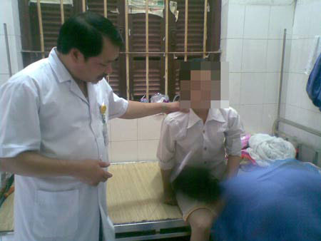 Teen nhập viện vì "yêu" quên ăn - 1