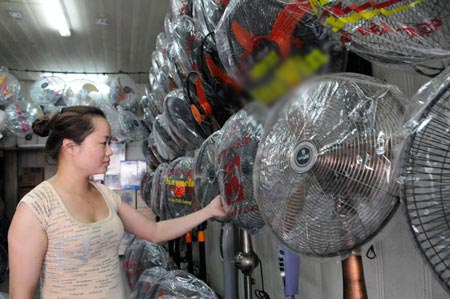 Hàng chống nóng: ”Thổi” giá khủng vẫn đắt hàng - 1