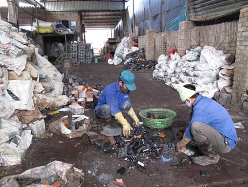 Báo động tình trạng trẻ bị “đầu độc” chì - 1