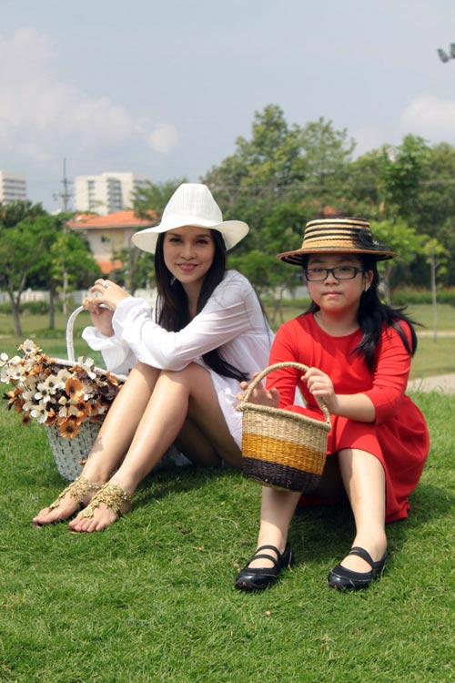 Mẹ con Hiền Thục nhí nhảnh đi... bán sữa - 8