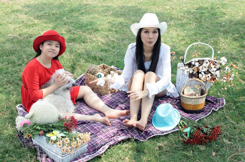 Mẹ con Hiền Thục nhí nhảnh đi... bán sữa - 9