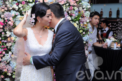 Quỳnh Anh và chú rể thắm thiết trong đám cưới - 2
