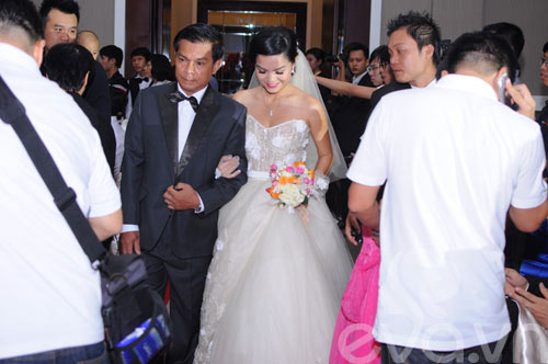 Quỳnh Anh và chú rể thắm thiết trong đám cưới - 3
