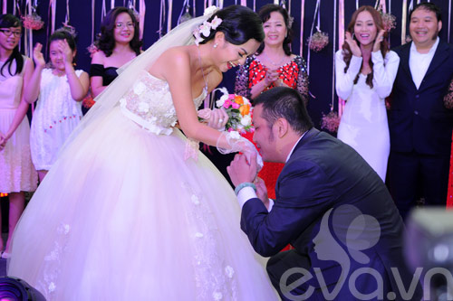 Quỳnh Anh và chú rể thắm thiết trong đám cưới - 6