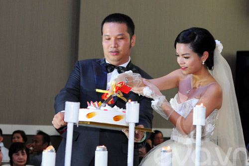 Quỳnh Anh và chú rể thắm thiết trong đám cưới - 10