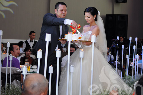 Quỳnh Anh và chú rể thắm thiết trong đám cưới - 9