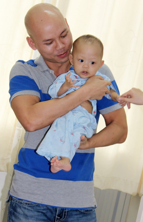 Vợ chồng Phan Đinh Tùng đi từ thiện sau chiến thắng - 1