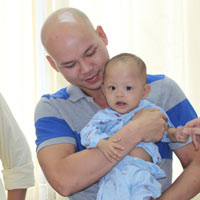 Vợ chồng Phan Đinh Tùng đi từ thiện sau chiến thắng