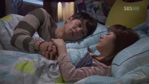 Cảnh "giường chiếu" rung động khán giả của Yoochun - 4