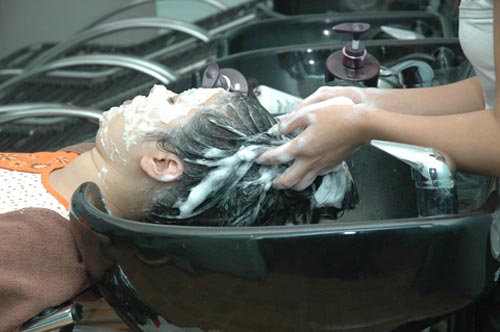 Chất giữ mùi trong dầu gội gây vô sinh? - 1