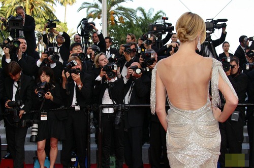Heidi Klum và Nicole Kidman ‘đọ’ lưng trần quyến rũ - 31