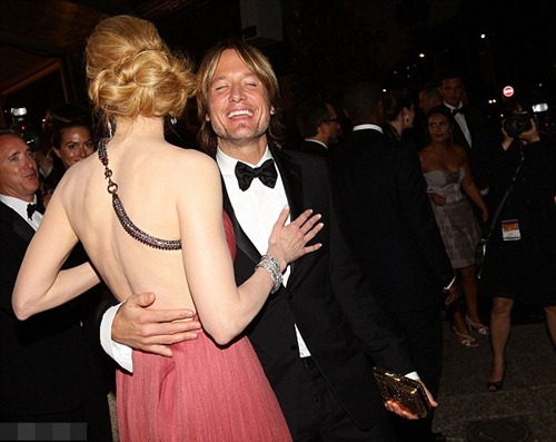 Heidi Klum và Nicole Kidman ‘đọ’ lưng trần quyến rũ - 21