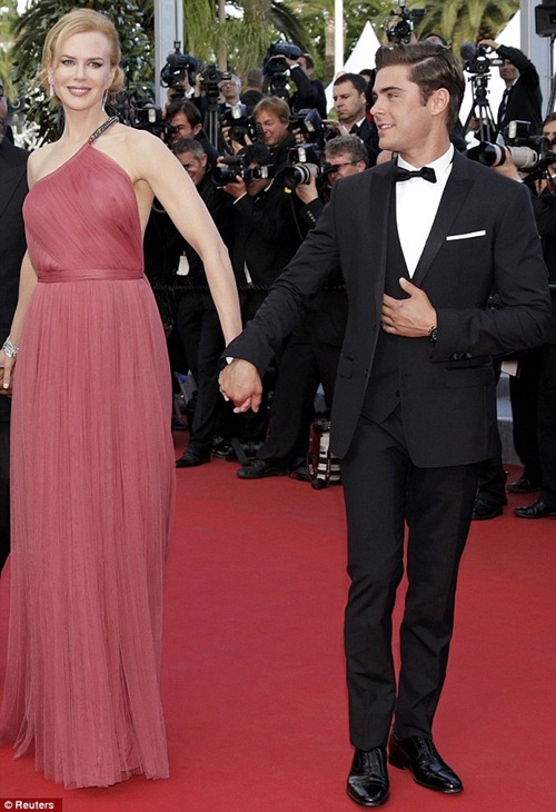 Heidi Klum và Nicole Kidman ‘đọ’ lưng trần quyến rũ - 3