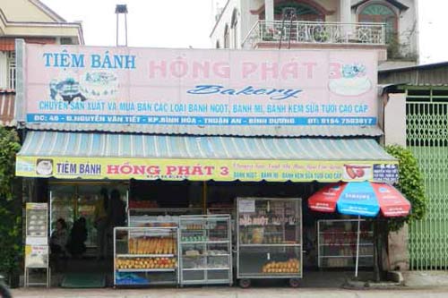 Tiệm bánh 'bán giòi' vẫn hoạt động - 1
