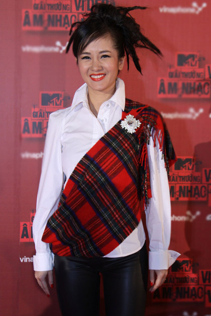 Hồng Nhung đưa hai con sinh đôi về nước - 2