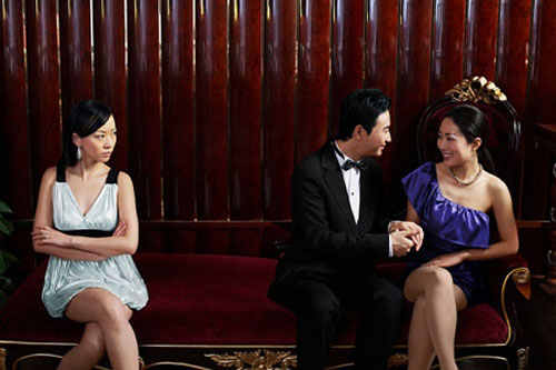 Vì tiền mà 'chia chồng' với sếp nữ - 1