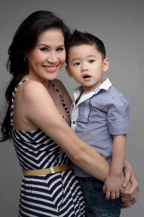 Thân Thúy Hà mãn nguyện bên con trai 3 tuổi - 1