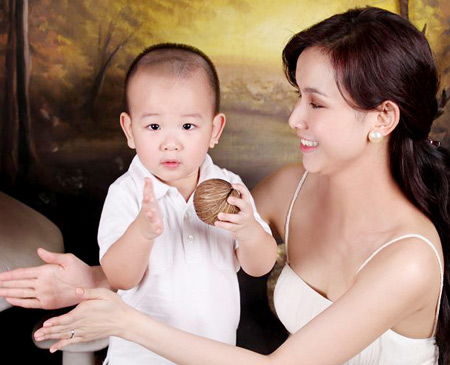 Con trai HH Thùy Lâm đẹp như thiên thần - 2