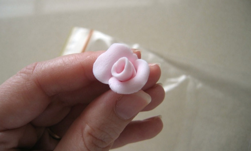 Làm hoa hồng trang trí cho bánh ngọt nào - 8