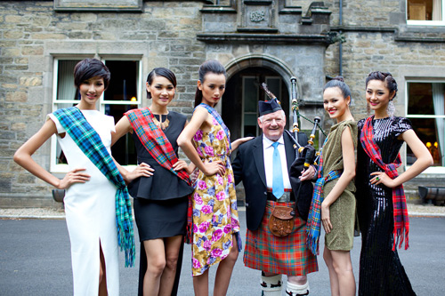 Dàn 'chân dài' VNNTM du hí Scotland - 1