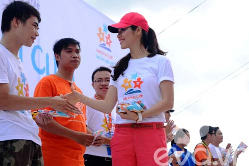 Hoàng My rạng rỡ đi bộ vì nụ cười - 5