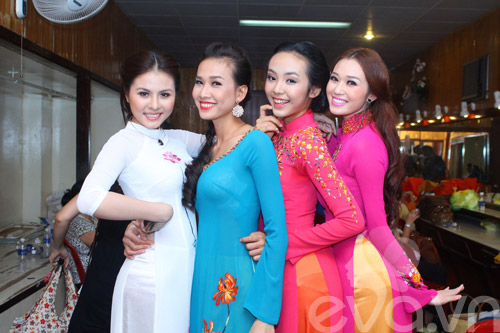 Vân Trang nổi bật giữa dàn siêu mẫu - 16