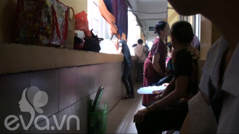 HN: Sản phụ chen nhau nằm tại BV Phụ sản - 9