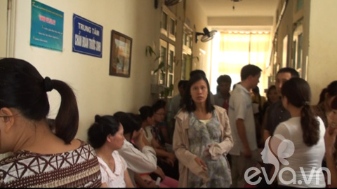 HN: Sản phụ chen nhau nằm tại BV Phụ sản - 1
