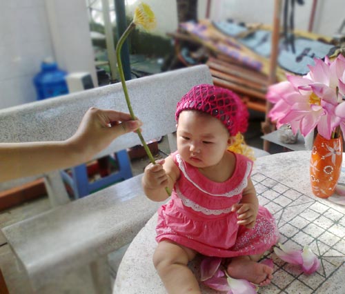 "Bắt quả tang" bé Yumi ngồi nếm... hoa sen - 5