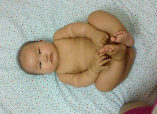 "Bắt quả tang" bé Yumi ngồi nếm... hoa sen - 4