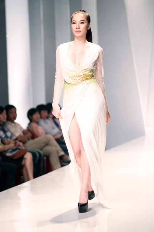 Chung Thục Quyên khoe vòng 1 tròn đầy - 7