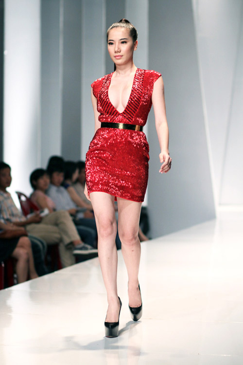 Chung Thục Quyên khoe vòng 1 tròn đầy - 5