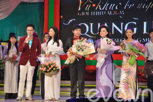 Quang Lê nhận “mưa hôn” trong liveshow - 5