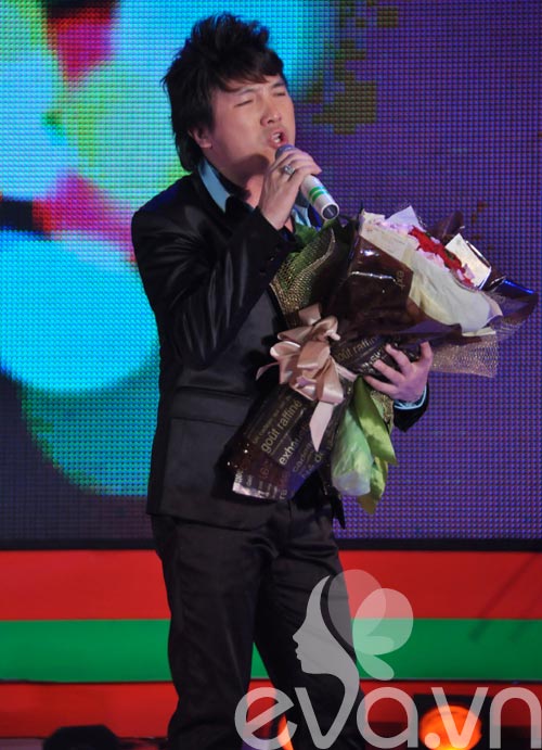 Quang Lê nhận “mưa hôn” trong liveshow - 7