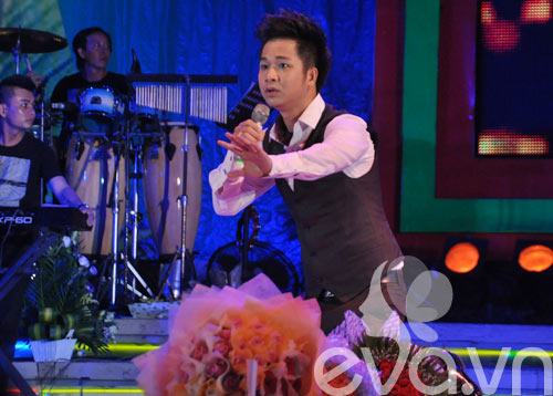 Quang Lê nhận “mưa hôn” trong liveshow - 11