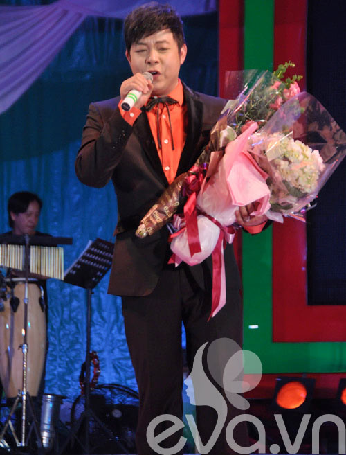 Quang Lê nhận “mưa hôn” trong liveshow - 1